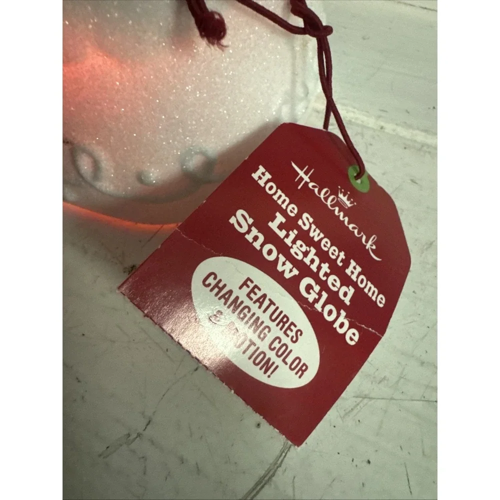 2010 Hallmark Snow Globe Magic Lighted Color Changing Gingerbread House w/‎ Tree